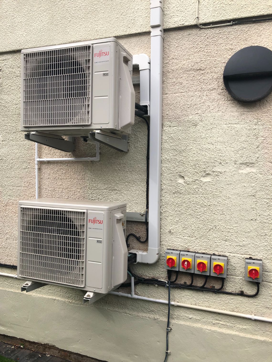 Indoor wall-mounted unit distributing warm air